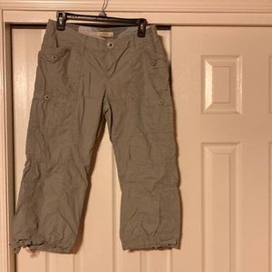 Women’s cargo capris. Size 6